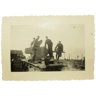 Photo de soldats allemands posant sur un réservoir abandonné soviétique T-26. Espenlaub militaria